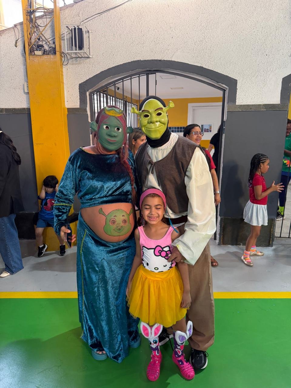 Shrek e Fiona vieram buscar a pequena, com um ogrinho a caminho
