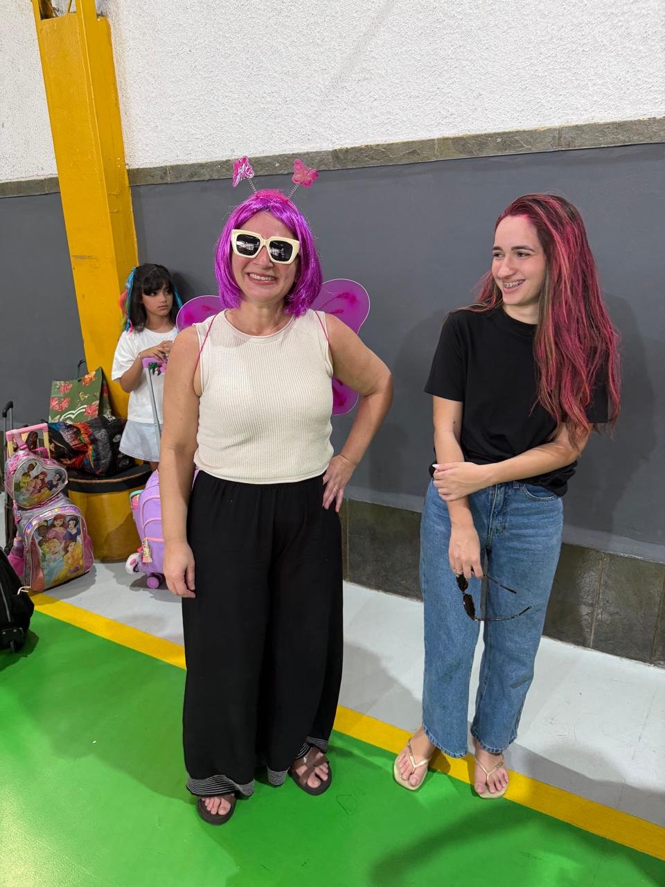 Asas de fada e um sorriso de orelha a orelha