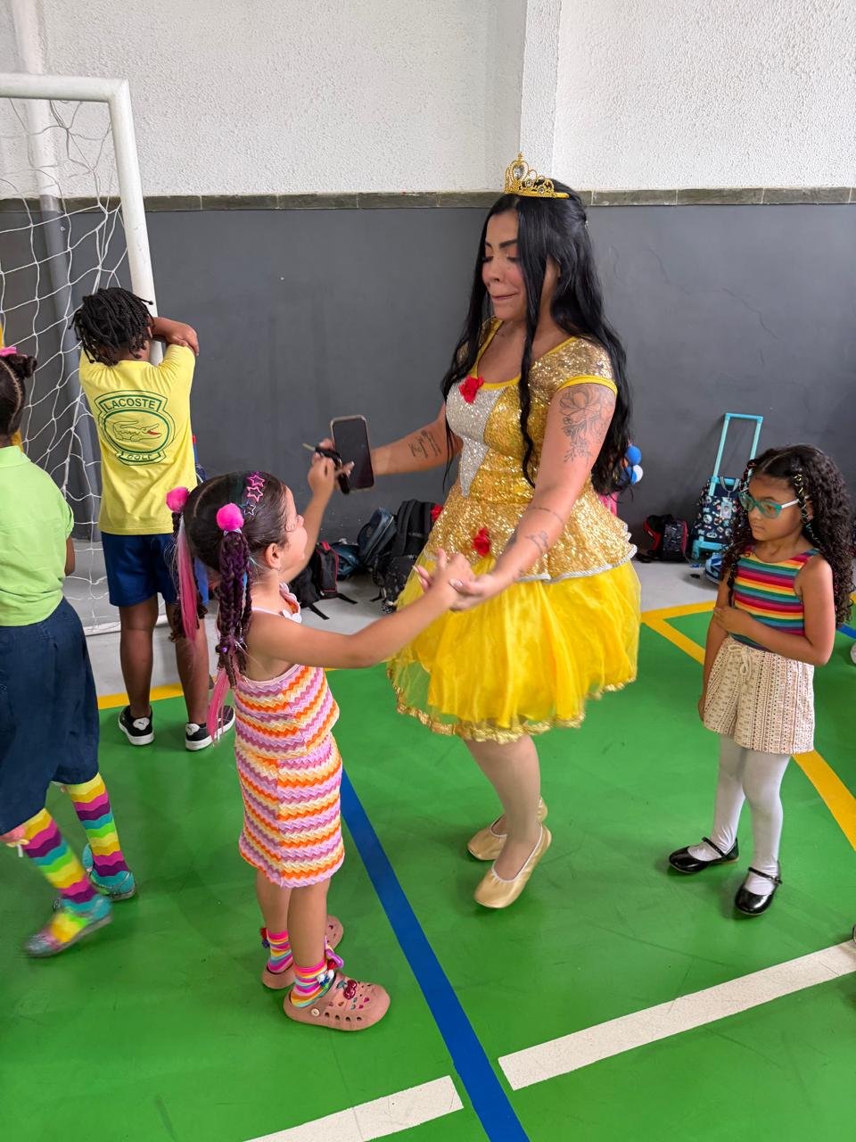 Teve até dança com a Bela